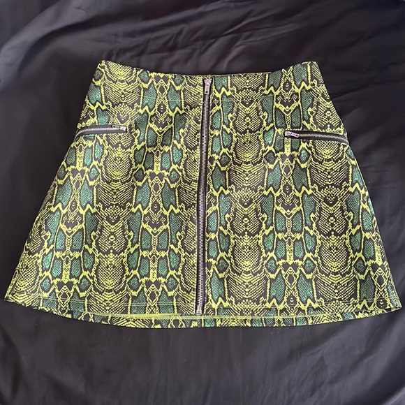 2019 Hot Topic Green Snake Pattern Zip Up Skirt - Picture 3 of 10